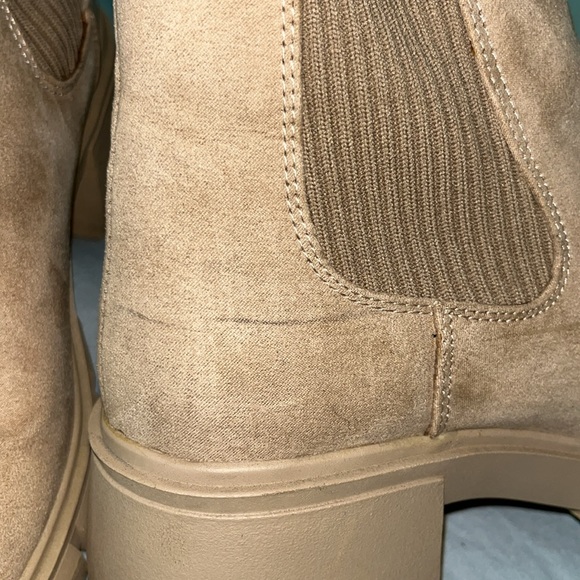 Chelsea Boots - Picture 14 of 14